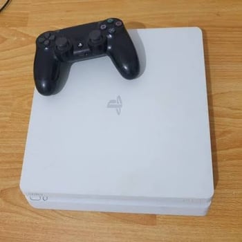 PS4 Slim avec FIFA 21 et GTA5 à vendre