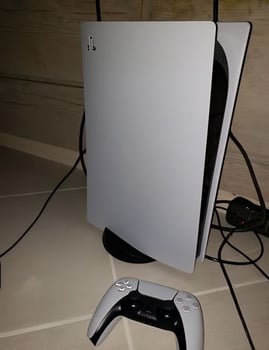 PS5 avec manette, excellent état, disponible maintenant