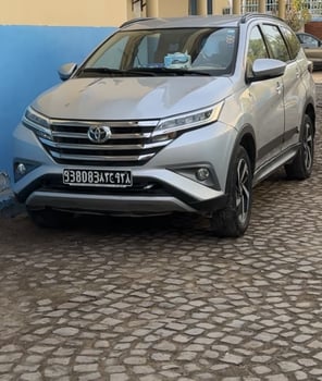 Toyota Rush 2020, état neuf, climatisation av/ar, entretien à jour