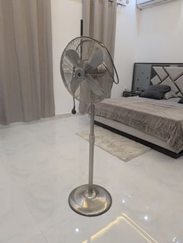 Ventilateur en acier inoxydable, pied réglable, excellent état