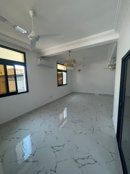 Villa contemporaine vue mer, 3 niveaux, quartier résidentiel calme à Haramous