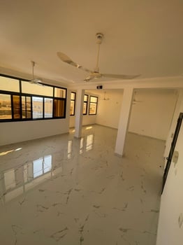 Villa contemporaine vue mer, 3 niveaux, quartier résidentiel calme à Haramous