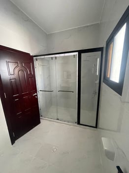 Villa contemporaine vue mer, 3 niveaux, quartier résidentiel calme à Haramous