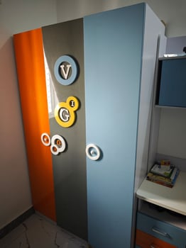 Chambre enfant avec lit, armoire et bureau