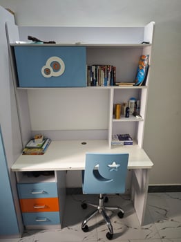 Chambre enfant avec lit, armoire et bureau