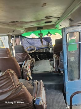 Bus Coaster 25 places en bon état, gasoil, boîte manuelle