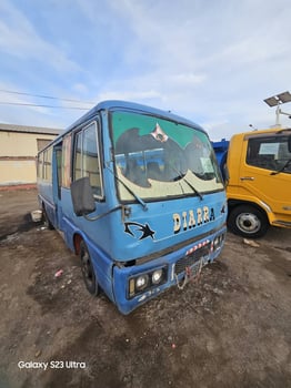 Bus Coaster 25 places en bon état, gasoil, boîte manuelle