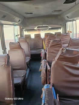 Bus Coaster 25 places en bon état, gasoil, boîte manuelle