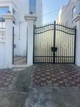 Villa R+2 à louer avec 6 chambres, parking et terrasse à Cité Dawaley