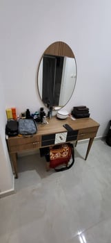 Chambre moderne avec lit et rangements