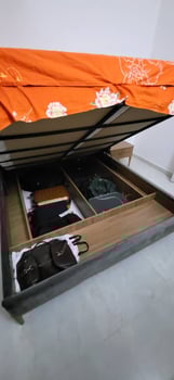 Chambre moderne avec lit et rangements