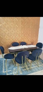 Salon confortable avec table à manger en miroir extensible