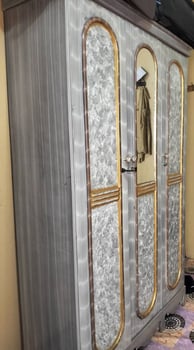 Armoire 3 portes en bon état