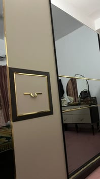 Armoire avec porte coulissante et meuble coiffeuse avec grand miroir