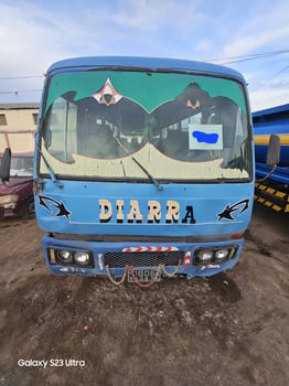 Bus Coaster 25 places en bon état, gasoil, boîte manuelle