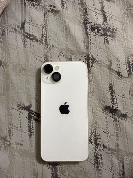 iPhone 13 256Go, batterie 84%, +2 coques