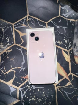 iPhone 13 Rose, Jamais Utilisé, Prix Négociable