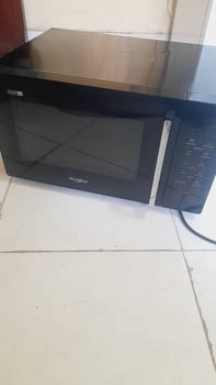 Four neuf, jamais utilisé, commande extérieure, utile pour gâteaux