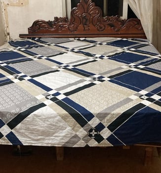 Lit en bois avec tables de chevet