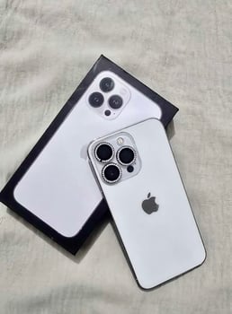 iPhone 13 Pro 256 Go + 4 coques, 2 écouteurs, 2 chargeurs