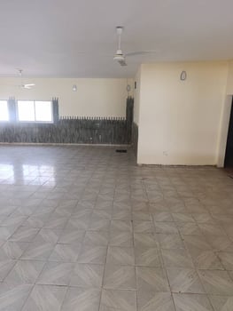 Restaurant à louer avec grande salle climatisée et terrasse à Ambouli