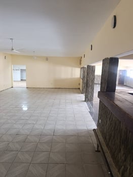 Restaurant à louer avec grande salle climatisée et terrasse à Ambouli