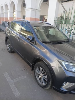 Toyota Rav4 2017, essence, excellent état, faible kilométrage