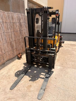 Chariot élévateur 3 tonnes à louer - Équipement moderne