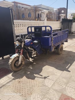 Moto Bajaj en excellent état, fiable et économique