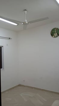 A louer Maison F4 avec parking et cour à Cité Sogik