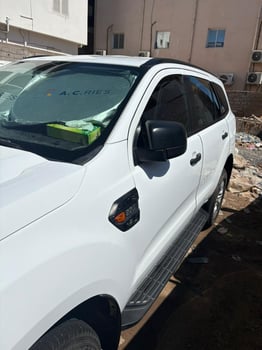 Nissan Terra 2025 automatique & Ford Everest 2022 manuelle à vendre