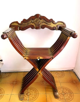 Chaise en bois authentique, pièce décorative élégante et solide