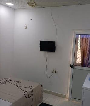 Chambre meublée et climatisée avec services inclus à Quartier 7