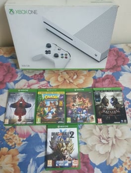 Xbox One avec manette et 5 jeux vidéo