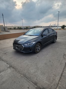 Hyundai Elantra 2016, automatique, sièges tissu turc, clim impeccable