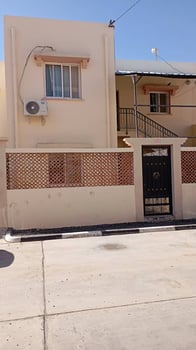 A louer Maison F4 avec parking et cour à Cité Sogik