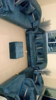 Grand salon vert avec accessoires