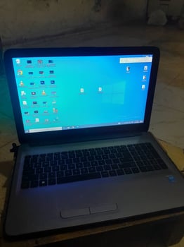 Ordinateur portable HP gris, bon état