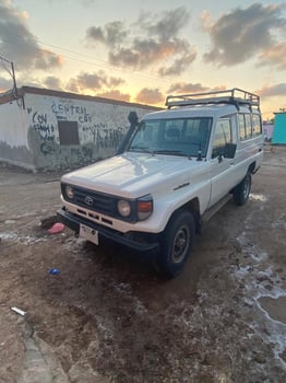 Toyota Landcruiser 2010, blanc, gazoil, bien entretenu