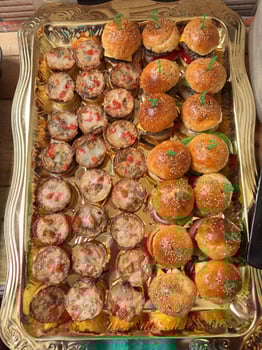 Plats éthiopiens et desserts européens à emporter - Commandez maintenant !