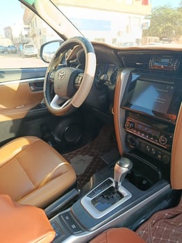 Toyota Fortuner V6, essence, noir, excellent état