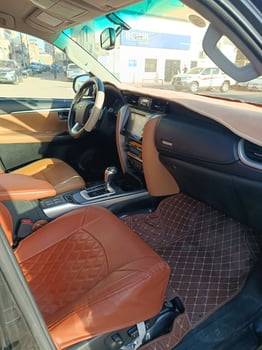 Toyota Fortuner V6, essence, noir, excellent état