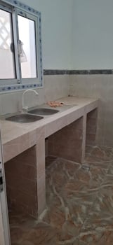 Appartement F4 non meublé avec balcon à Cité Daria