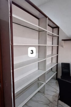 Vitrine en aluminium solide à petit prix avec étagères et casiers à vendre