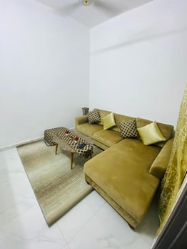 Salon quasi neuf avec tapis et table basse