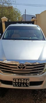 Toyota Hilux 2014, diesel, climatisé - Renault Kwid 2019, essence, économique