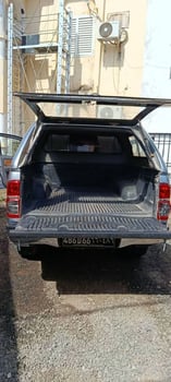 Toyota Hilux 2014, diesel, climatisé - Renault Kwid 2019, essence, économique