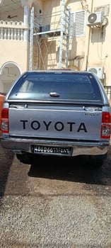 Toyota Hilux 2014, diesel, climatisé - Renault Kwid 2019, essence, économique