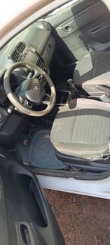 Toyota Hilux 2014, diesel, climatisé - Renault Kwid 2019, essence, économique