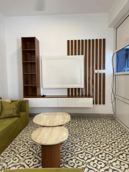 Meuble TV mural moderne avec étagères et panneaux décoratifs